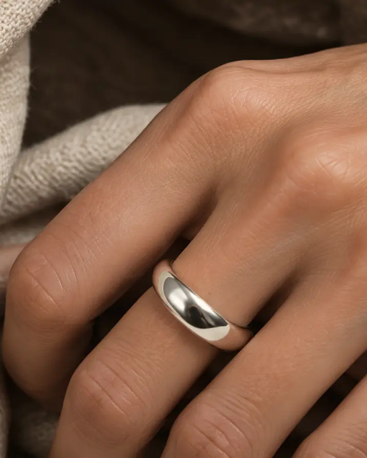 Arc Ring an einer Hand getragen